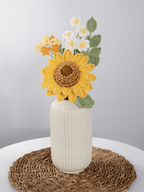 Der Blumenstrauß Golden Sun steht in einer Vase