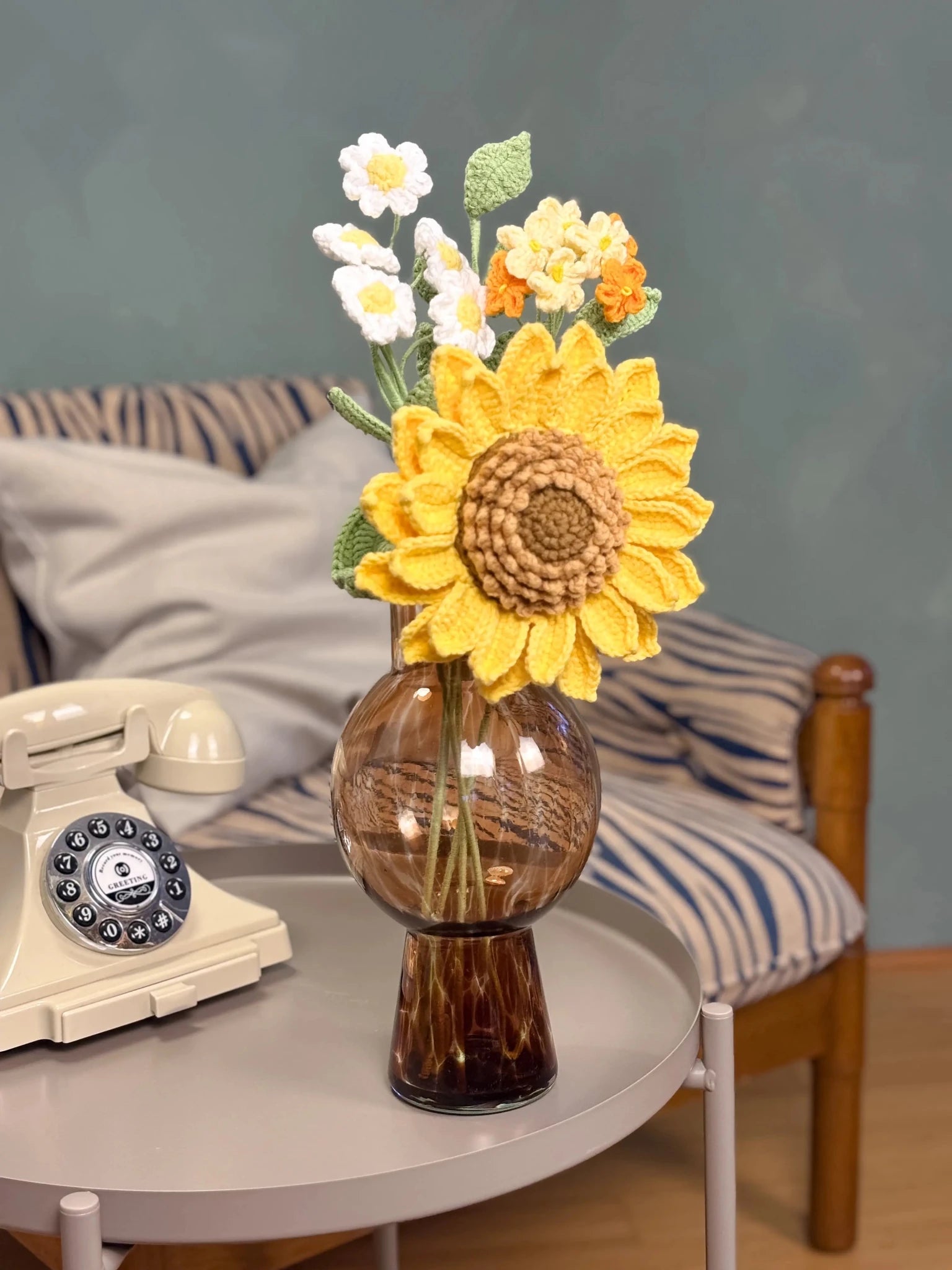 Der Blumenstrauß Golden Sun steht in einer Vase auf dem Beistelltisch