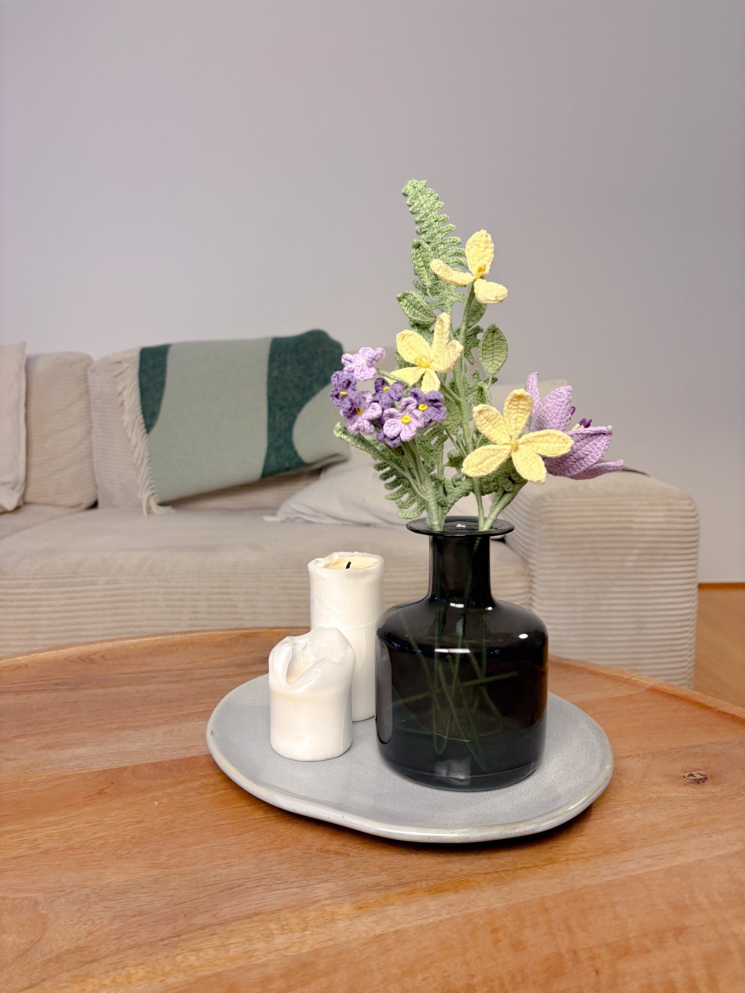 Der Blumenstrauß Lili Whisper steht in einer Vase auf dem Wohnzimmertisch