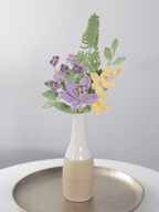 Der Blumenstrauß Lili Whisper steht in einer Vase