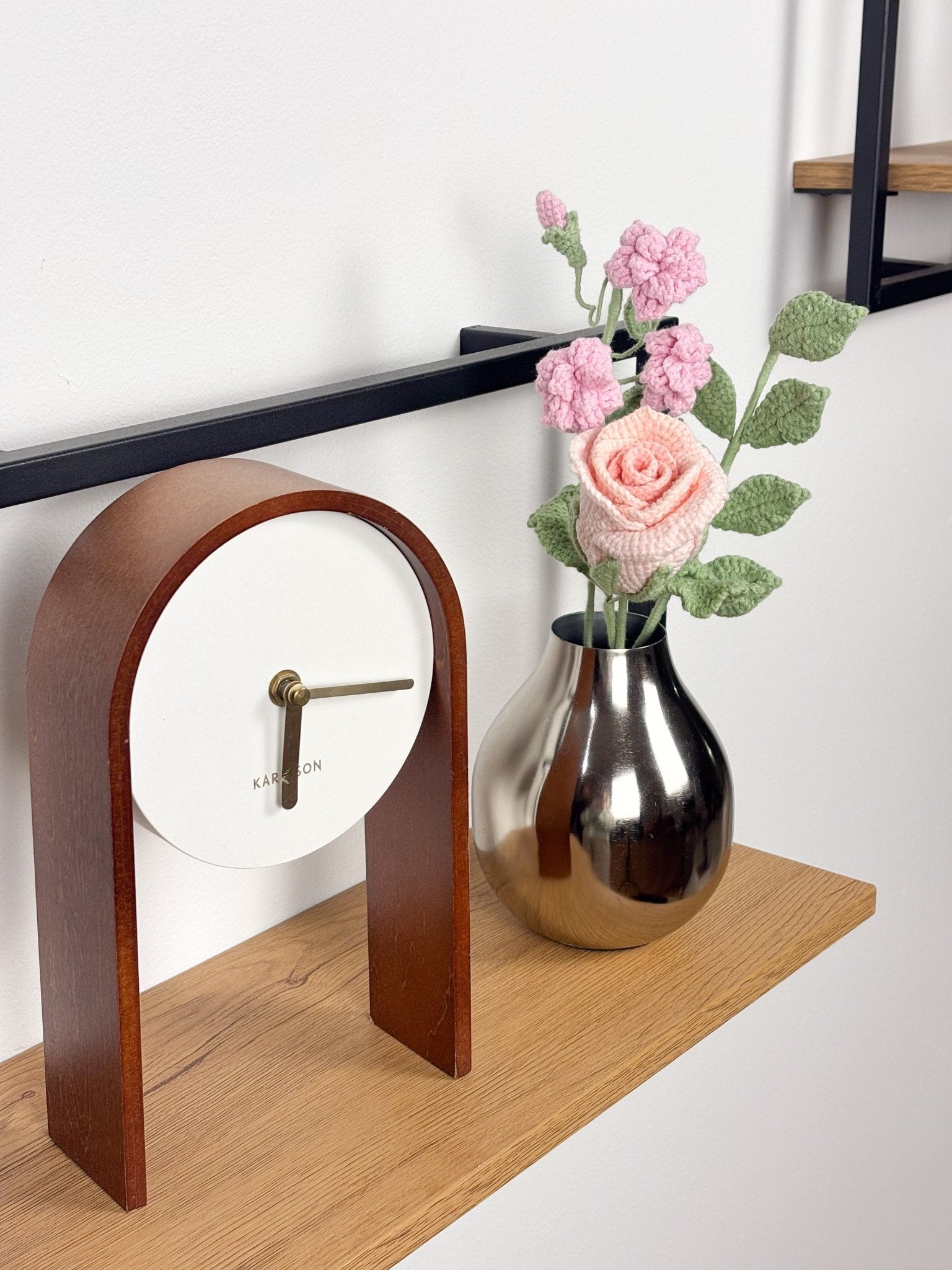 Der Blumenstrauß Little Rose steht in einer Vase auf dem Regal