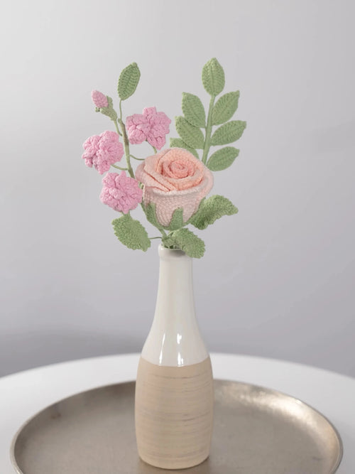 Der Blumenstrauß Little Rose steht in einer Vase