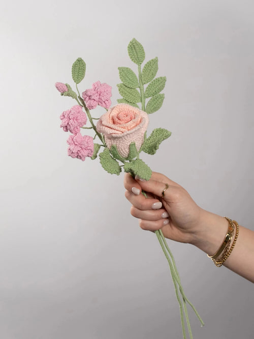 Der Blumenstrauß Little Rose wird in der Hand gehalten. Ein Produktbild des bloomly Strauß mit grauem Hintergrund