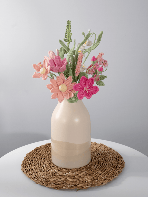 Der Blumenstrauß Peach Blossom steht in einer Vase