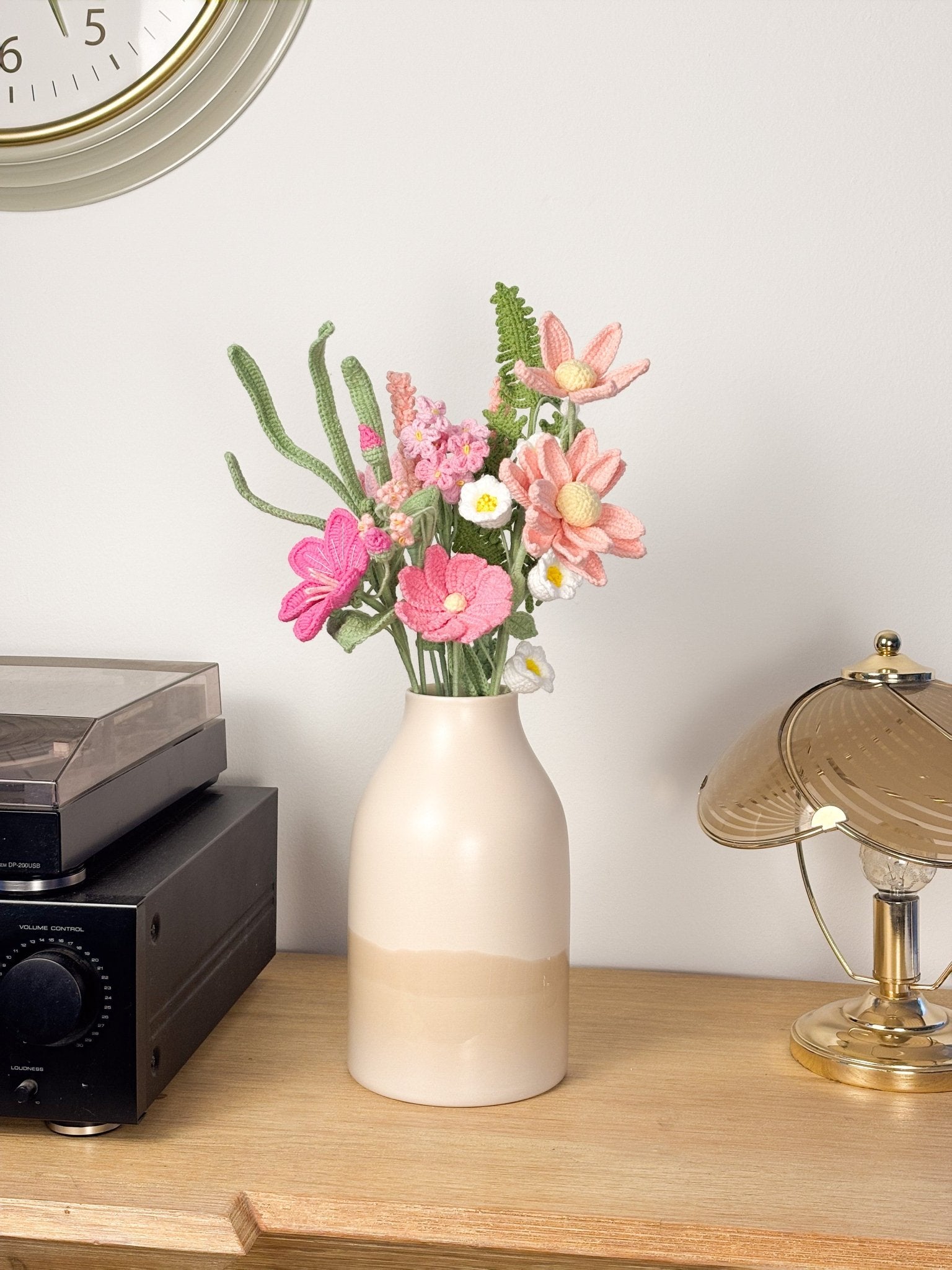 Der Blumenstrauß Peach Blossom steht in einer Vase auf dem Sideboard