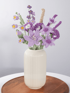 Der Blumenstrauß Purple Grace steht in einer Vase