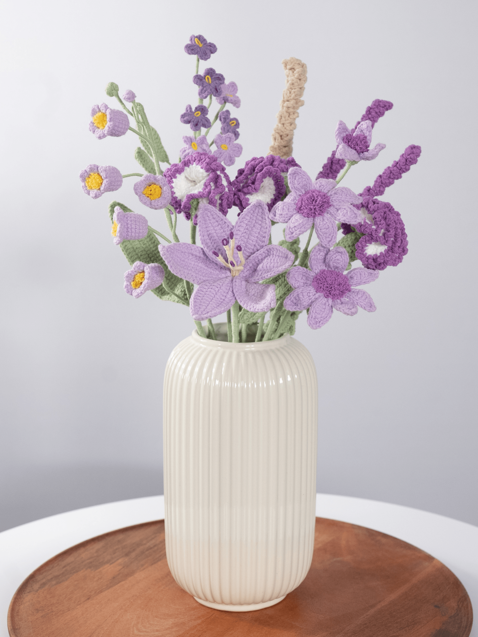 Der Blumenstrauß Purple Grace steht in einer Vase