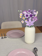 Der Blumenstrauß Purple Grace steht in einer Vase auf dem Esszimmertisch