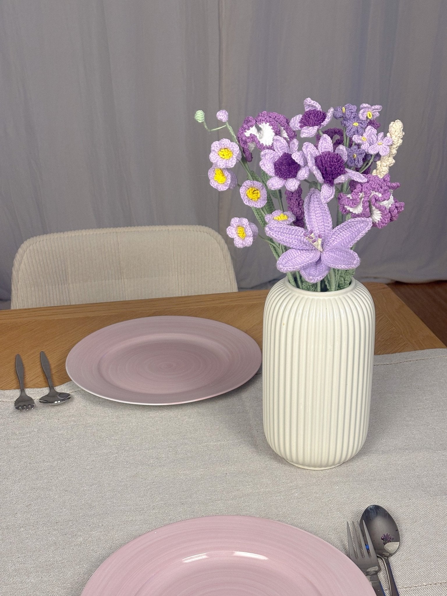 Der Blumenstrauß Purple Grace steht in einer Vase auf dem Esszimmertisch