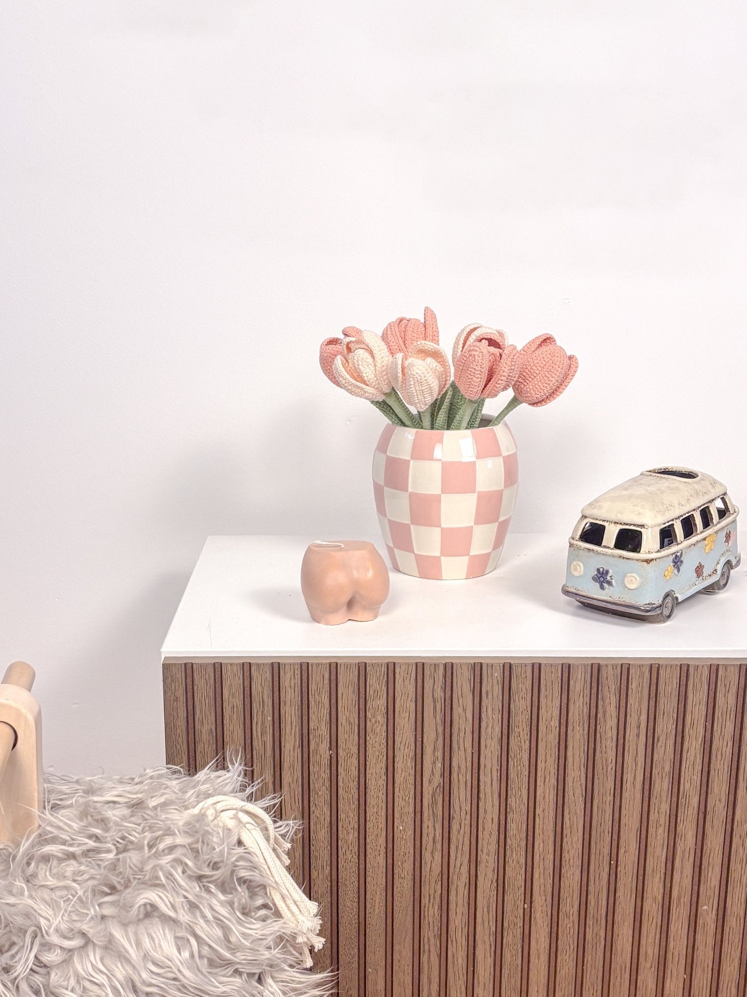 Der Blumenstrauß Tulip Dream steht in einer Vase auf dem Sideboard