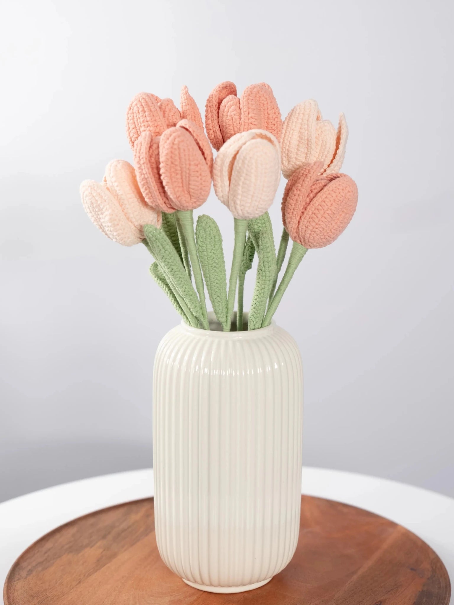 Der Blumenstrauß Tulip Dream steht in einer Vase